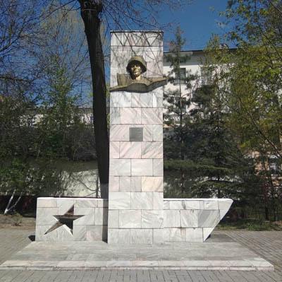 Памятник ученикам и выпускникам средней школы №9, погибшим в годы войны