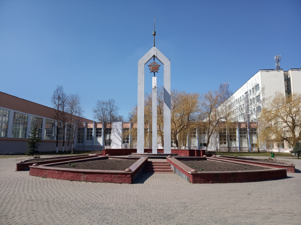 Памятный знак Победы на проспекте Победы